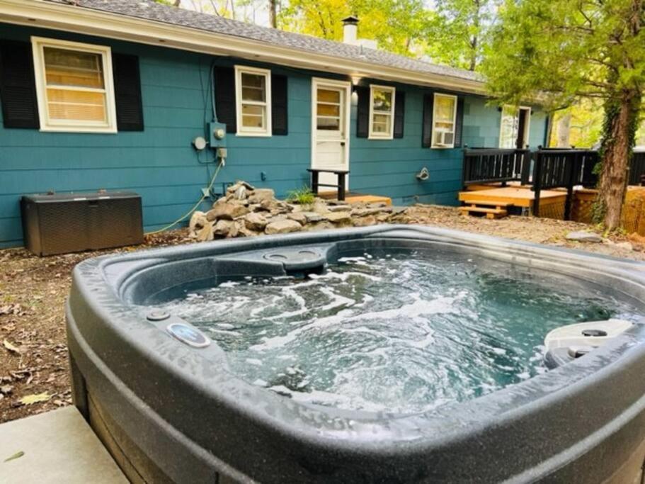 Mountain Lake Retreat - Hot Tub, Lake, Fire Pit, Wineries, Restaurant Harpers Ferry Exteriör bild