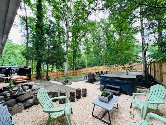 Mountain Lake Retreat - Hot Tub, Lake, Fire Pit, Wineries, Restaurant Harpers Ferry Exteriör bild