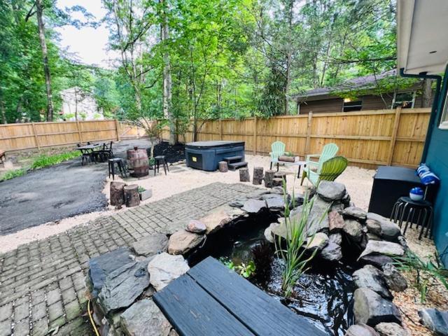Mountain Lake Retreat - Hot Tub, Lake, Fire Pit, Wineries, Restaurant Harpers Ferry Exteriör bild
