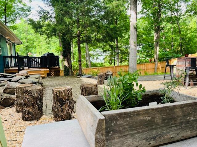 Mountain Lake Retreat - Hot Tub, Lake, Fire Pit, Wineries, Restaurant Harpers Ferry Exteriör bild