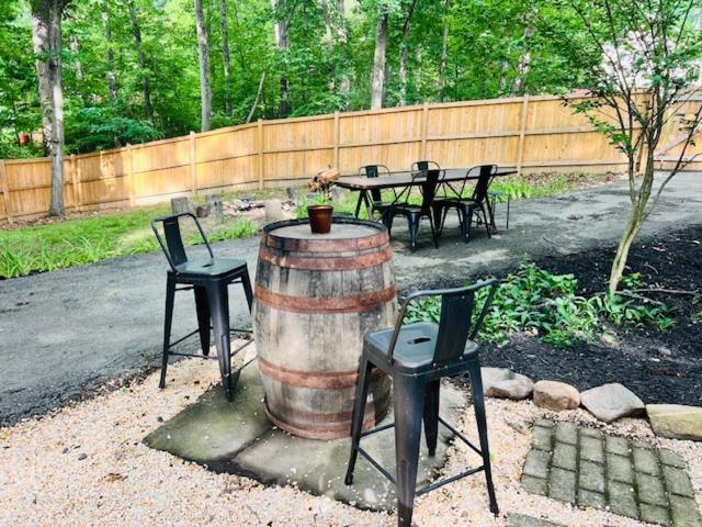 Mountain Lake Retreat - Hot Tub, Lake, Fire Pit, Wineries, Restaurant Harpers Ferry Exteriör bild